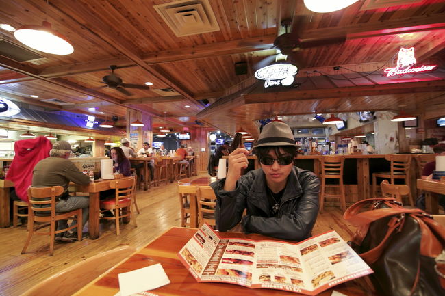 フーターズのレストランも今回初訪問。バッファローウイングはイマイチかな。