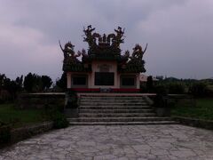 咸豊2年（1852年）、中国アモイからカリフォルニア州へ航行中のアメリカの奴隷貿易船、ロバート・バウン号内で、400人の中国人を裸にし、辮髪を切り落とし、CやPの焼き鏝を胸に押し当て、売り物にならない病気持ちは海に突き落として鮫に喰わせたところ、奴隷にされたことを知った中国人は暴動を起こした。苦力は米国人船長と船員を殺して船を操縦したが、2月19日に石垣島の崎枝村沖合で座礁し、380人の中国人苦力が上陸した。事情を知らない八重山の役人たちは崎枝村の赤崎に収容所を設けた後、監視しやすい富崎に移して収容した。
その後、離礁したバウン号の報告を受けてイギリス船2隻が石垣島に来航し、3月16日に富崎の収容所を砲撃し、さらに武装した兵士200人以上が上陸して逃走した苦力を射殺・捕縛して、白人に抵抗した見せしめにその場で百人近くを吊るし、3月23日に出航した。また、4月4日にはアメリカ船1隻が来航し、兵士100人以上が上陸・探索を行ない、4月12日に引上げた。捕縛を免れた中国人は琉球王国に保護されたが、収容所の衛生は悪く、翌年9月29日に中国に送還された生存者は172名で、この間に病死、自殺、あるいは行方不明になった者は128名に上った。これを弔った三百唐人墓とよばれる古い石積みの墓が近年まで付近に点在しており、陶製の墓碑が八重山博物館に収蔵されている。(wikipedia)

