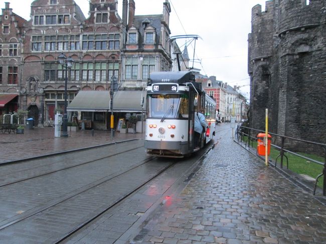 駅前からトラムに乗り、フランドル伯爵城近くで下車。