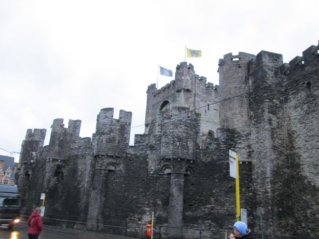 フランドル伯爵城。入場料を払えば中に入れるようですが、私たちはスルー。