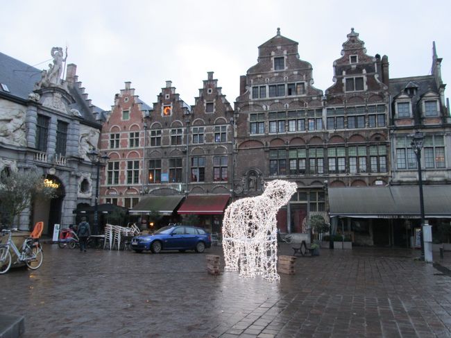 近くの広場には熊のオブジェ。