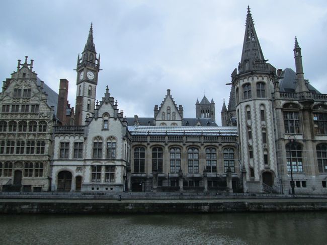 運河沿いを歩いている観光客は私たち以外いない。