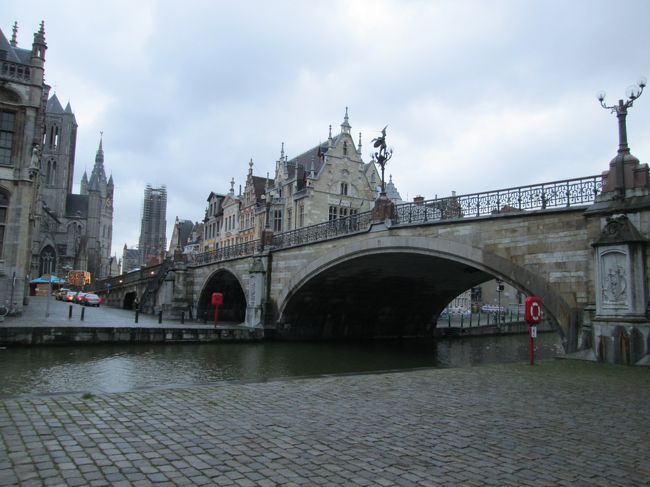 ブラブラ歩いて聖ミカエル橋のたもとに到着です。