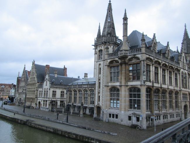 橋を渡って対岸へ。グラスレイの橋寄りの建物は郵便局らしいです。立派な建物にビックリ！