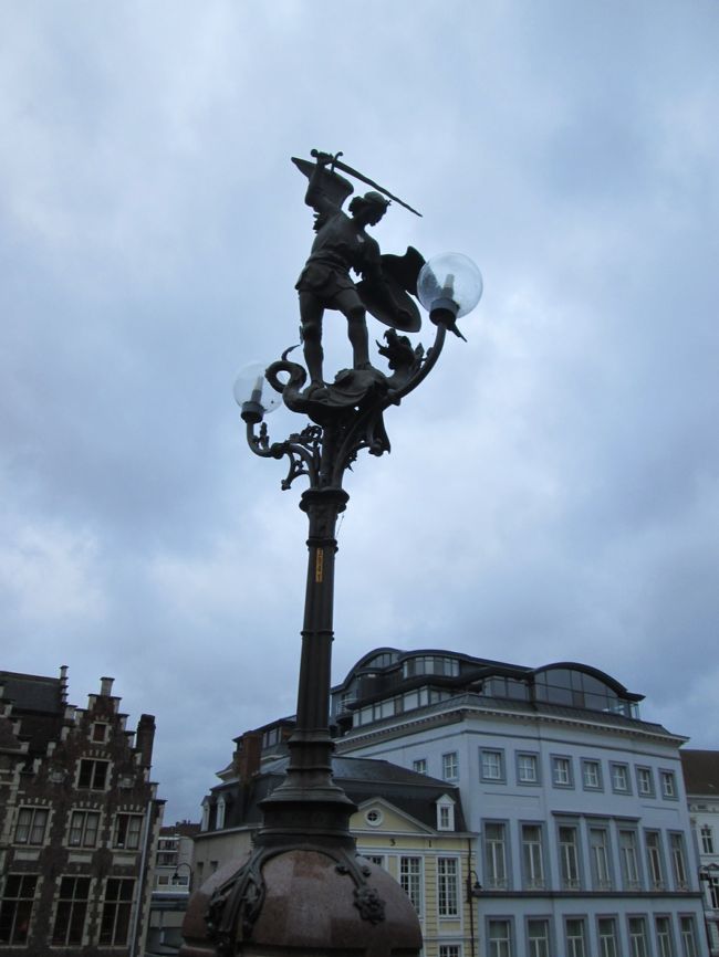 橋の上には悪魔退治の天使。