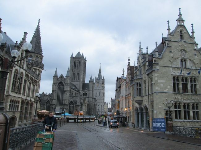 正面に見えてきたのは聖ニコラス教会。その向こうにベルフォート（鐘楼）。