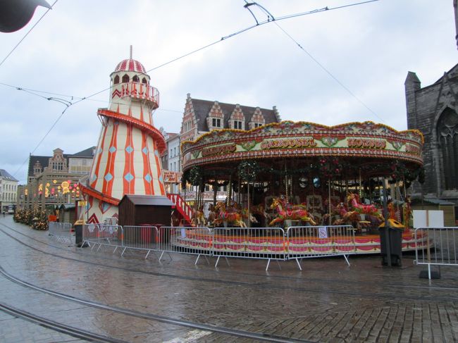 クリスマスマーケット会場でしょうか？メリーゴーランドです。ブリュッセルのより普通な感じ。