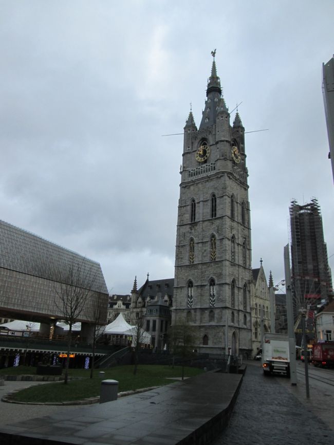 14世紀にギルドによって建てられたベルフォート（鐘楼）。ここも入場料を払えばエレベーターで上に登れるらしいのですが、私たちはスルー。<br />奥に見えるのは修復中の聖バーフ大聖堂。