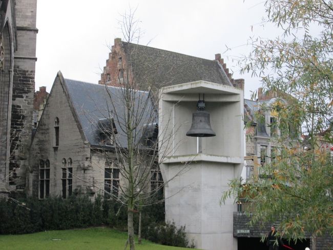 聖ニコラス教会の裏手にあった鐘。鐘楼の鐘と同じものだそうです。かなり大きい！