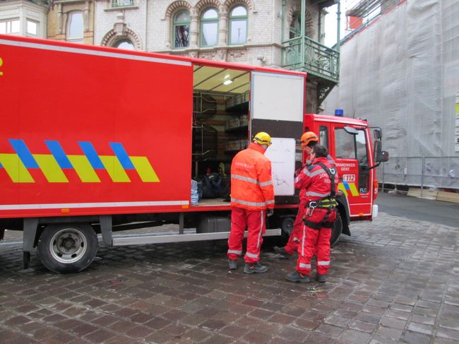 大聖堂から出ると、なぜか消防車（たぶん）が停まっていました。