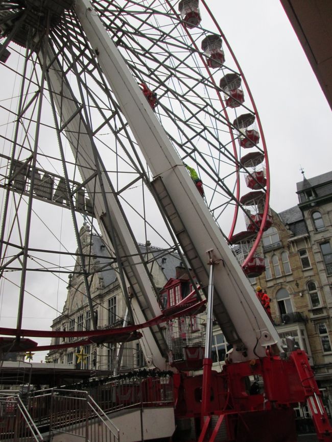梯子を延ばして観覧車に登っていきます。どうやら救助訓練のようでした。