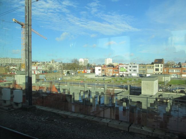 電車が動き出す頃、空が晴れてきました。もう少し早く晴れてくれれば、なんて思いながら、私たちは次の目的地ブルージュへ向けて出発しました。