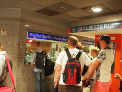 ナポリ中央駅で、ヴェスヴィオ周遊鉄道の切符売り場を探します。やっと見つけた切符売り場。
