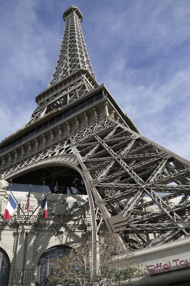 う〜ん、パリで見たものと遜色ないかも・・・、高さは低いですけどね。