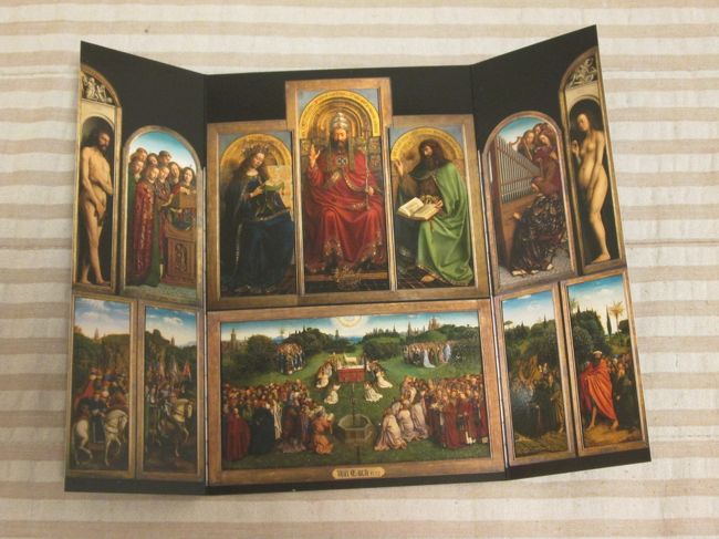 ゲントでは短時間滞在のため入場は1か所に絞りました。選んだ場所は聖バーフ大聖堂。祭壇画「神秘の子羊」を見たかったからです。大聖堂周辺には足場が組まれていましたが中に入ることはできました。建物内の写真撮影が禁止されていたかどうかは忘れましたが、なぜか写真はゼロ。足場を撮ってもと思い、外観の写真も無いんですが、後になってやはり撮っておけば良かったと…。このカードは大聖堂内のお土産物屋さんで購入しました。折りたたむと実際の祭壇画と同じようになっています。