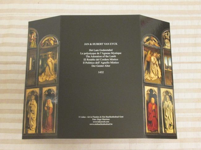 大聖堂内では祭壇画「神秘の子羊」は祭壇から外され、小さな展示室に収められています。この展示室に入るために入場料が必要です。４ユーロだったかな？<br />祭壇画も一部修復中ですべてを見ることはできませんでした。