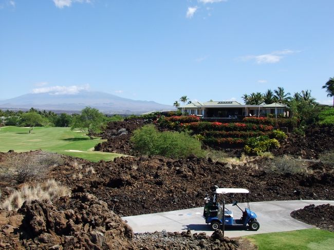 ゴルフ場も溶岩だらけ。<br />ハワイ島はこれがイイんですっ！