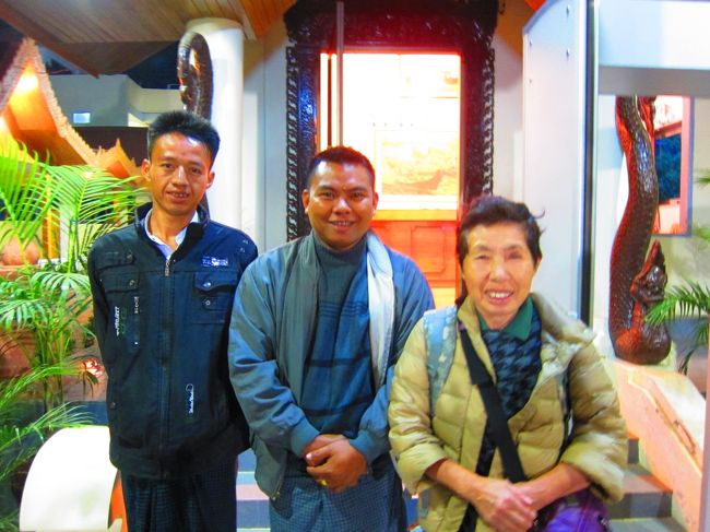 おはようございます、<br />じゃいこちゃんです。<br /><br />ま〜、短いもので、もうバガンでの夢のような時間が終わろうとしています。<br /><br />早朝でもおきていてくれるスタッフ。<br />とってもいい人たちで帰るのが本当に惜しいくらいです。<br />バガン発のフライトは早朝が多いのでスタッフの人も慣れたものです。