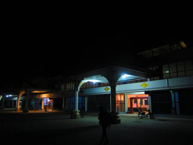 大変暗いですが、朝一のニャンウー空港。<br />ま〜っ暗です。<br />