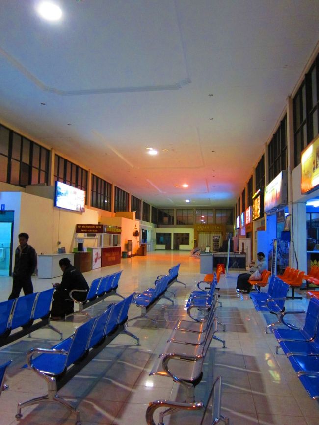 早すぎて誰もいない空港内。<br />本当に空港のスタッフもいない。<br />いるのはタクシーの運ちゃん数人。<br />それでも空港は開いていました。<br /><br />逆に早く来すぎたじゃいこちゃん達にうんちゃんのほうがビックリしてたけど。