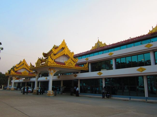 日がでてきたので外にでて空港の外観を写真を撮りにいきました。<br />今からバガン⇒マンダレーに行きます。