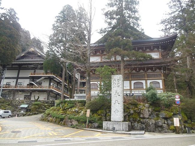 バス停からの距離をみるため<br />いったん永平寺のお寺入口まで。<br />なんともいえない、空気のぴんとした感じ。<br />なぜ、こうお寺って独特の空気漂うのでしょうね…<br />瞬間的に「来て、大正解！」<br />と感じる。<br />