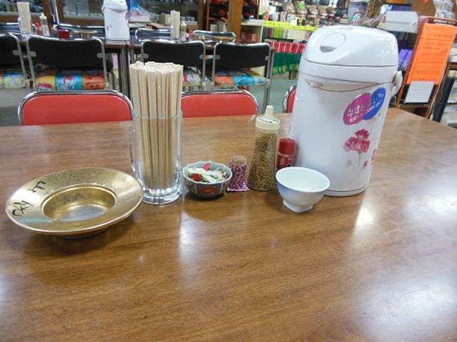 バス停に11:40頃だったので、お腹がへりへり。<br />先に昼食。<br />お寺入口近くのお店へ。<br />わたしひとり(^_^;)…。<br />レトロ〜な食堂です。<br />