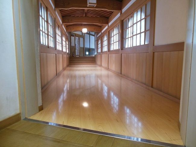 修行僧さんたちがたくさん普通にいるので<br />あちこちですれ違います。<br />お掃除厳しいのでしょうね、どこもチリひとつ<br />なく、ぴかぴかです。<br />