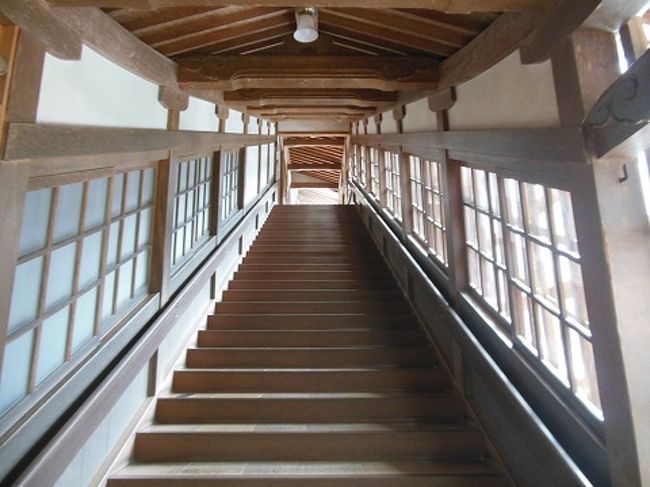 普通のお寺と違って、山門から入るという<br />行程ではなく、拝観入口の自動販売機で（苦笑）<br />拝観料500円チケットを購入し、靴を脱いで<br />上がります。お坊さんにチケットを渡したら(^_^;)、<br />全行程は、スリッパに履き替えて靴は不要。<br />繋がっているのです。びっくり…<br />山門は中の廊下つたいに見ます。<br />