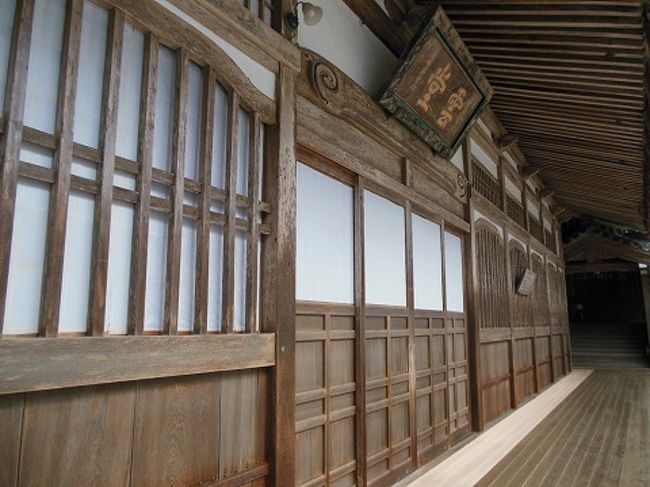 僧堂。「お静かに」とあったのでソロソロ…