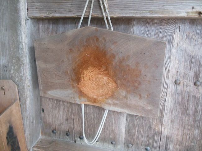 法堂の横のたぶん鳴り物。<br />打ちすぎてへこんでます。<br />