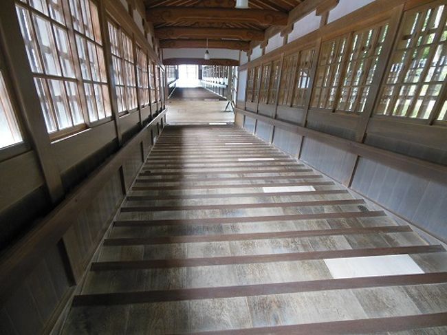 この階段、結構怖いのです。