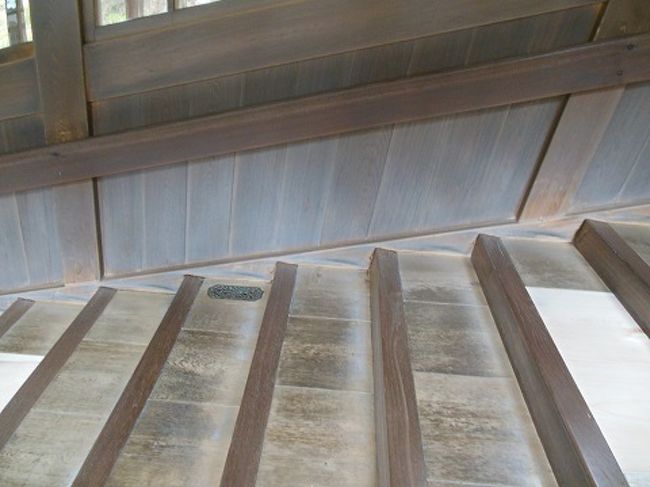 微妙に1段の段面が下に傾斜しているので、<br />滑りそう…<br />