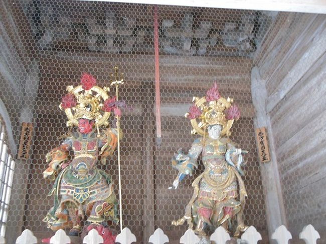 山門の仁王さんのところには、<br />両サイドに四天王です。<br />右側