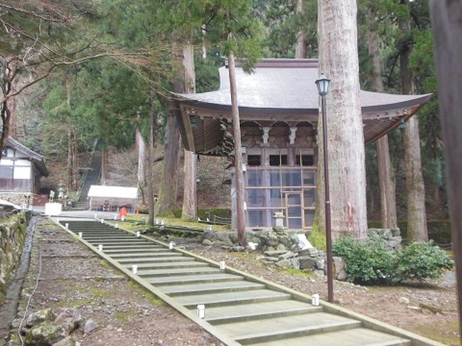 これが行く年くる年の鐘<br />近くまでは行けません。<br />窓から…<br />