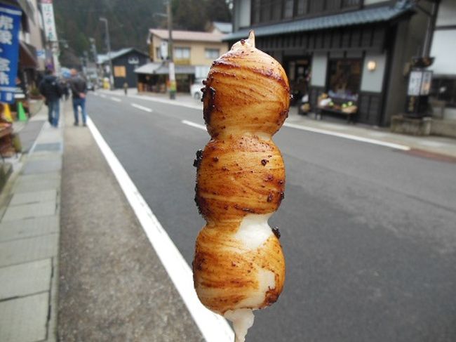 境内はさっと見ても1時間はかかります。<br />でも見学しやすい仕組みになっています。<br /><br />さて、おやつ。<br />来るとき目星をつけていたおだんご。<br />3種類くらいあったのでおばちゃんに「どれがおすすめ？」<br />って聞いたら即答で「白」<br />「草餅より？」って聞くと、きっぱり「白」<br />そうなんだ…<br />ということで、白。<br />これみたらし団子のようなしょうゆ味じゃなくて味噌でした。<br />個人的感想は、うーん、あんまり(^_^;)…<br />