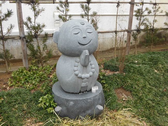 参道の休憩スペースのお地蔵さま。<br />なんかほんわか。おもわず撫でたくなります。<br />