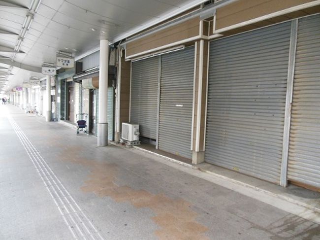 しかし、駅前商店街、<br />こんなシャッターロードでいいのか？<br />日曜だから？<br />いや、日曜なら開いてなくちゃいかんでしょ〜<br />