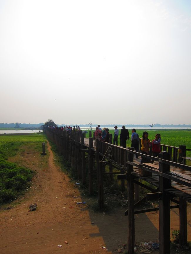 ３日ぶりのマンダレーの空港。<br />空港から中心部まではやっぱりタクシーで行きます。<br />さて、タクシーと値段交渉しましょう。<br />前回は完璧にぼったくられちゃったので、今回はきっちりがんばります。<br /><br />空港からアマラプラを立ち寄って市内に向かってもらい１６０００チャットで交渉成立。<br />よかった、まずますの金額で手をうつことができました。