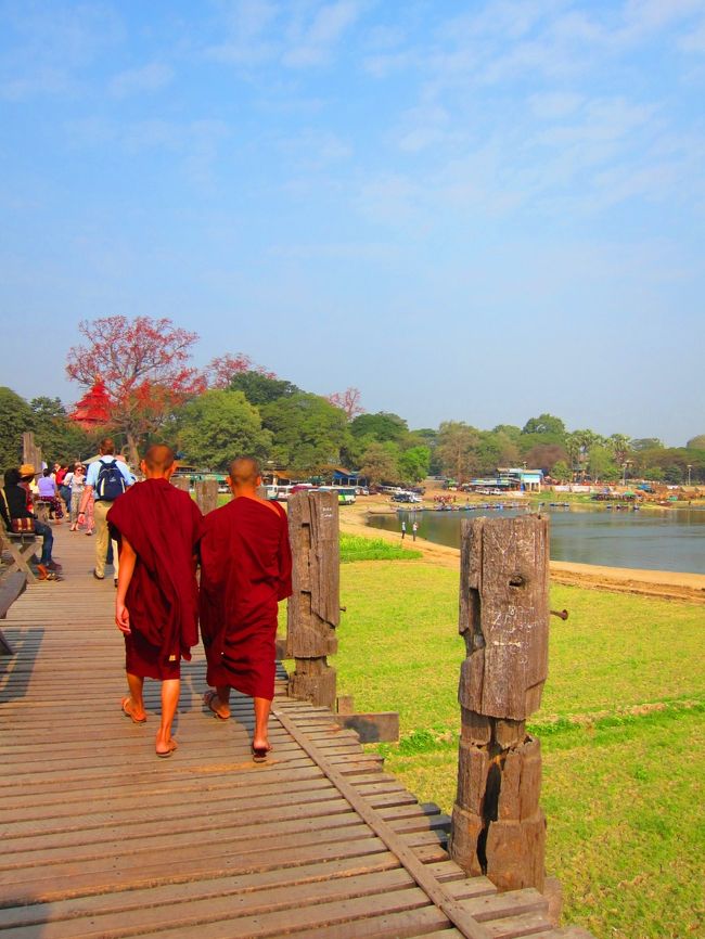 アマラプラに到着☆<br /><br />アマラプラで有名なウーベイン橋に来ました。<br />この時間にアマラプラに来た理由は、本来は橋ではなく、お寺に托鉢を見に行きたかったからです。<br />バガン⇒マンダレーのフライトが早朝だったおかげで、アマラプラにあるマハーガンダーヨン寺院で大勢のお坊さんの托鉢風景み間に合いそうでした。