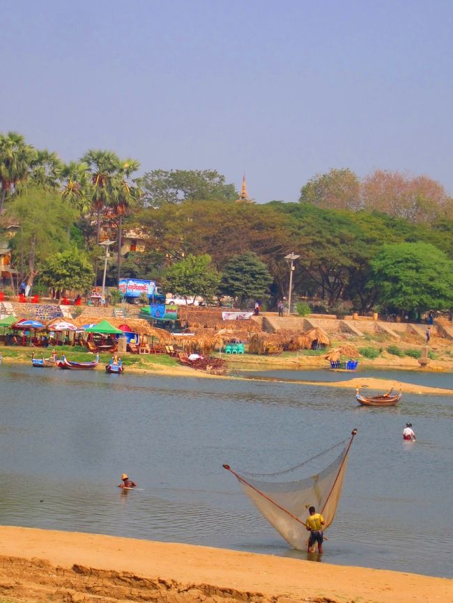 橋というだけあって川にかかっています。<br />その川では漁をしている人がいました。