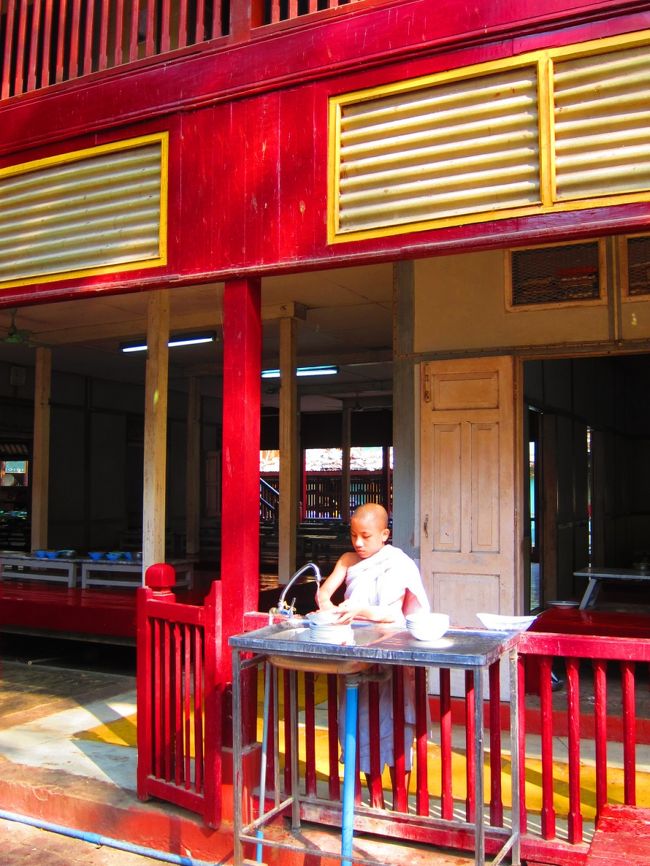 そろそろ時間なので、お寺に行きましょう！！<br /><br />マハーガンダーヨン寺院はミャンマー最大級の修行僧が生活を送っています。<br />１０時過ぎぐらいから托鉢風景が始まります。<br /><br />托鉢風景前にかわいいお坊さん発見しました☆