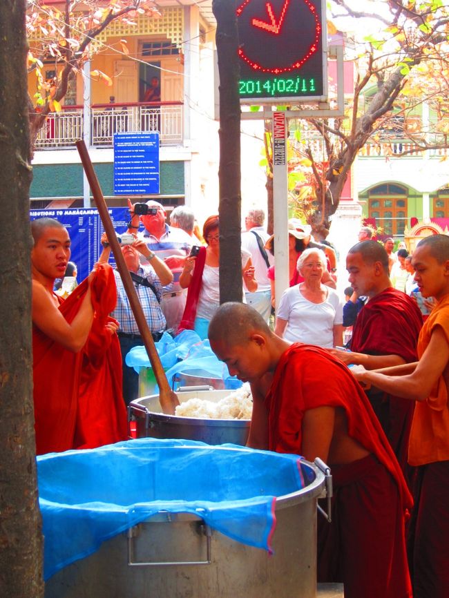 お坊さんのごはんが運ばれてきました。<br />ドラム缶ぐらいあるかと思われる入れ物に米ばっかりすごい量が入っていきます。