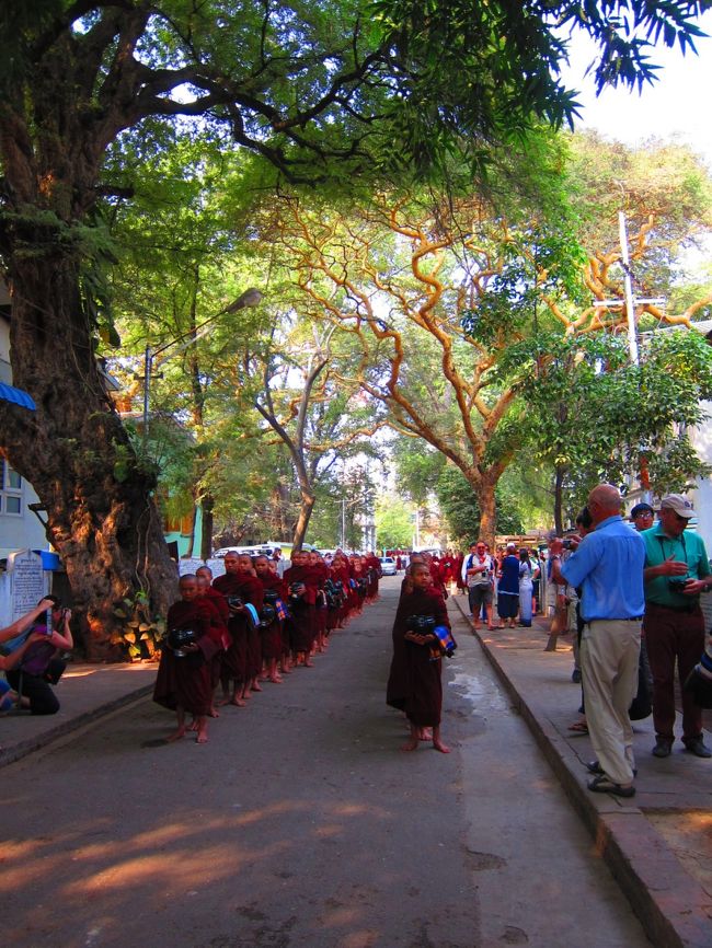 時間になって鐘の合図とともに多くのお坊さんが集まって来ました。<br />二列に並んで待っています。<br />並んだまま、なかなか托鉢が始まりません。<br /><br />そのうち、お坊さんが集まるより、観光客のが集まってきました。