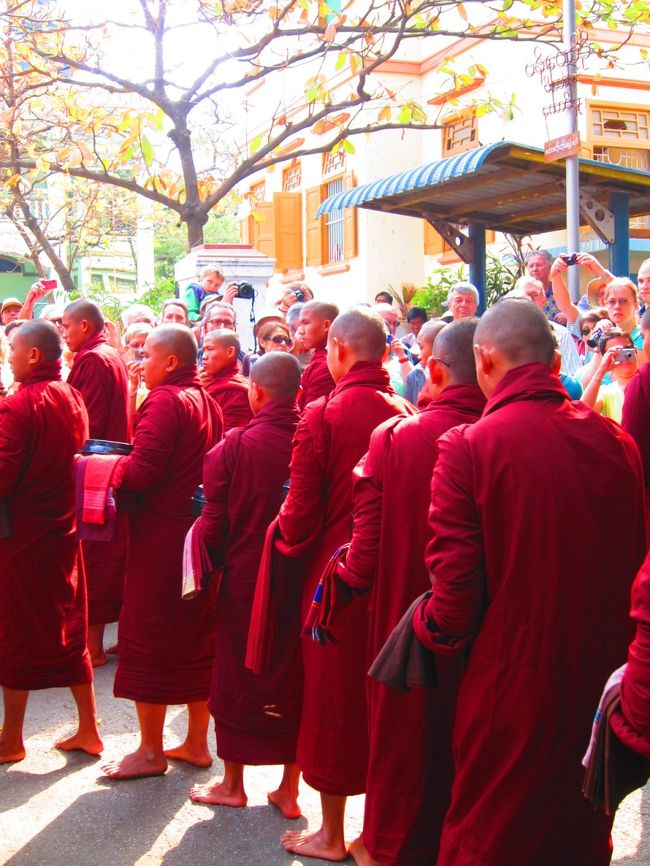 ようやく托鉢が始まりました。<br />じゃいこちゃん達の目の前を何人ものお坊さん達が通り過ぎて行きます。
