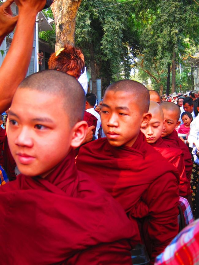 観光客の合間を縫うようにお坊さんが通って行きます。