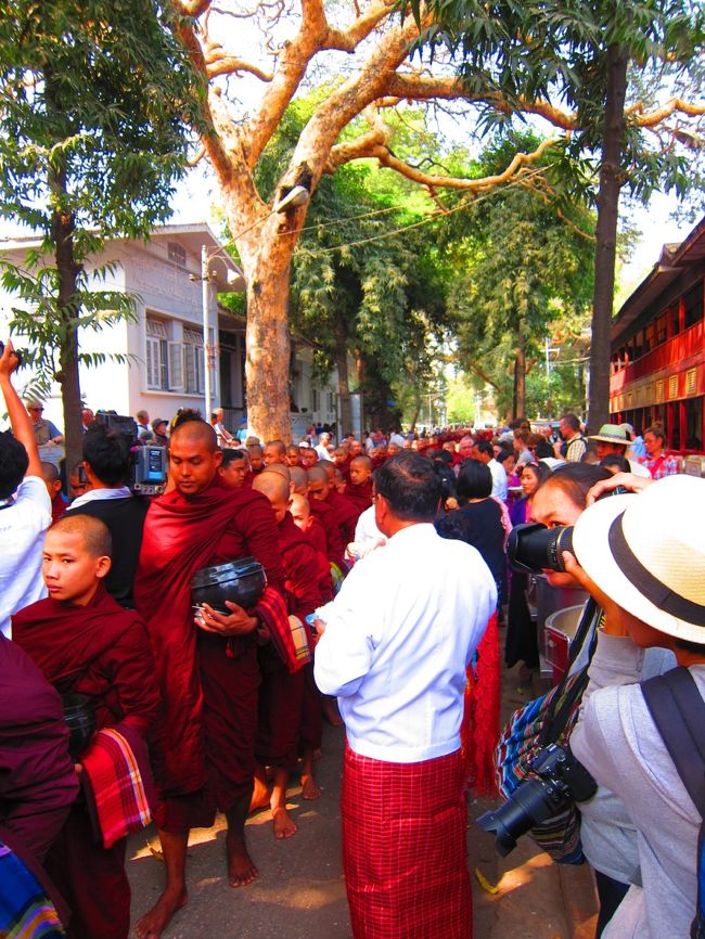 一人１つ持っている托鉢の入れ物の中にさっき用意していたお米を入れていきます。