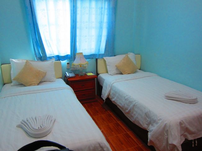 今日のお宿は７９th　ＬＩＶＩＮＧ　ＨＯＴＥＬ。<br />電車のマンダレー駅の真裏にあります。<br />地理的にも簡単にいけるところが良かったので、ここにしました。<br />１泊５０００円ぐらい。<br />地図で見ると行きやすいけど、繁華街までは少し遠いので、タクシーを利用しないといけません。