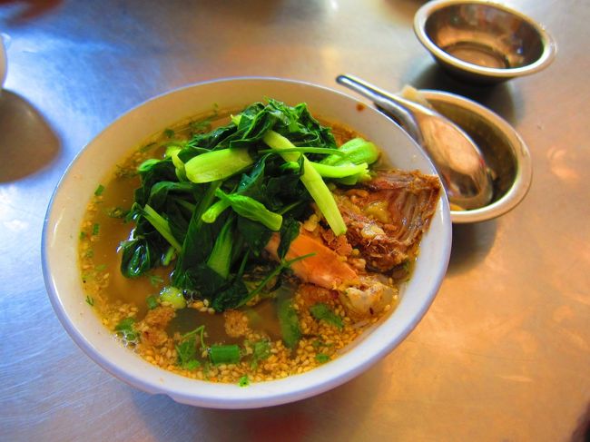 ミャンマーでの１日の過ごし方は、<br />朝方・何かごそごそ。<br />昼間・睡眠<br />午後・活動開始。<br /><br />なので、マンダレーについても、ホテルで休んでお昼過ぎにようやく行動を開始しました。<br />ホテルの受付に頼んで、タクシーを１７０００チャットで半日チャーターしました。<br />まずはお腹がすいたので、櫻花レストランへ行ってチャンヌードル頼みました。