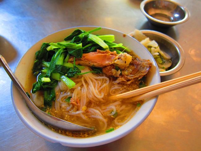 シャンヌードル。<br />１杯１００円ぐらい。<br />とってもあっさりしていて、おいしかったです。<br />日本人の口にあっていると思います。<br />チキンがありますが、じゃいこちゃんは日本でケンタッキー以外そんなに骨付き肉を食べないので、小骨がなかなかうまく食べられなかったです。<br />母・さなえはミャンマーで食べたご飯の中で一番おいしかったって言ってました。<br />確かにさっぱりしてたし、安かったので、ベストフードとしても納得です。<br />じゃいこちゃんのベストフードは３日前に食べたマンダレーミーシャイがですかね〜。酸味がきいてておいしかったんですよね〜。６０円ぐらいだし。